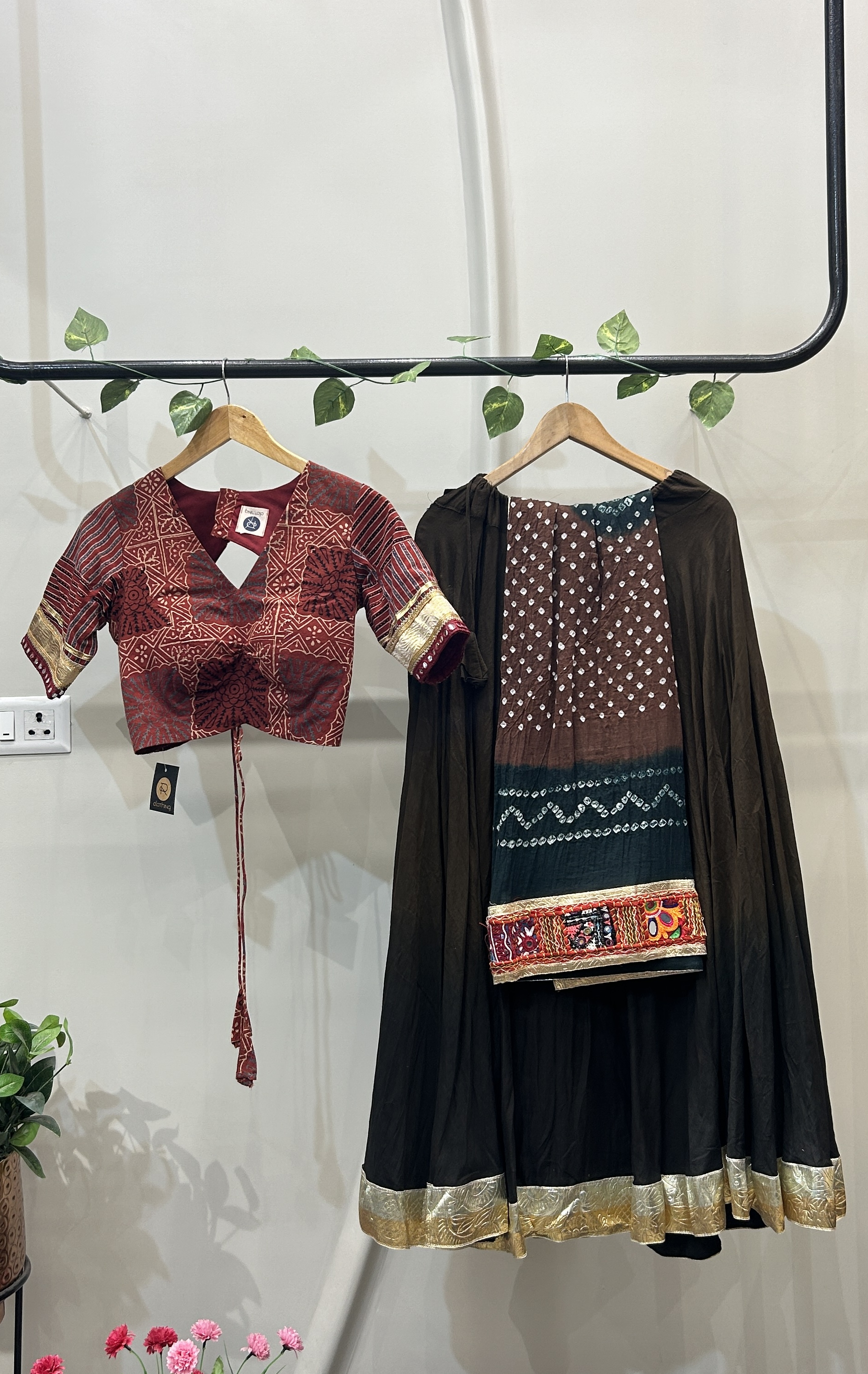 RUST BROWN & BLACK